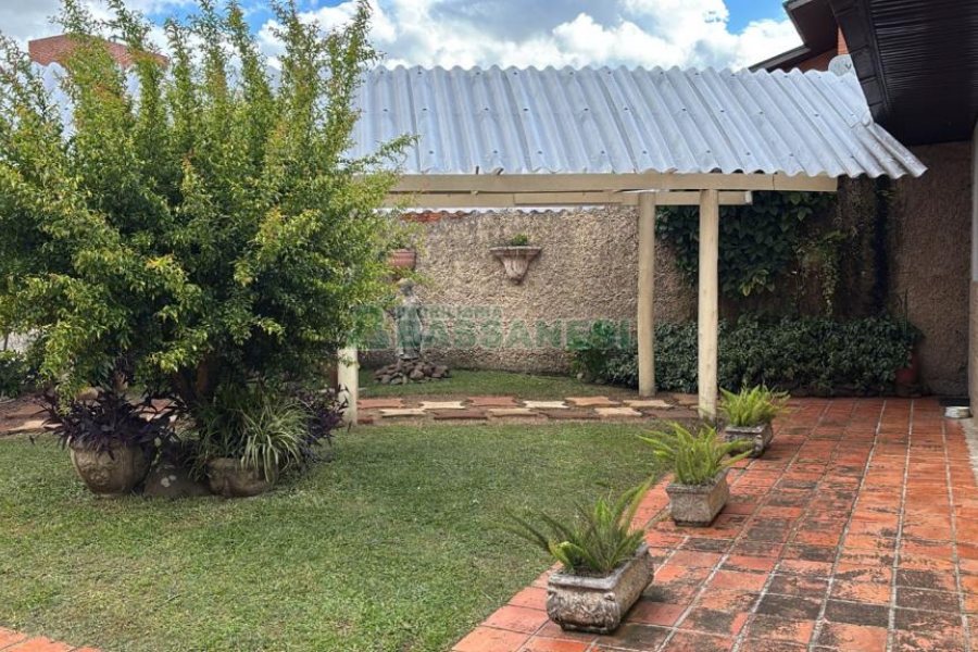 Casa, 3 dormitórios, 2 vagas, no bairro Cinqüentenário em Caxias do Sul para Comprar