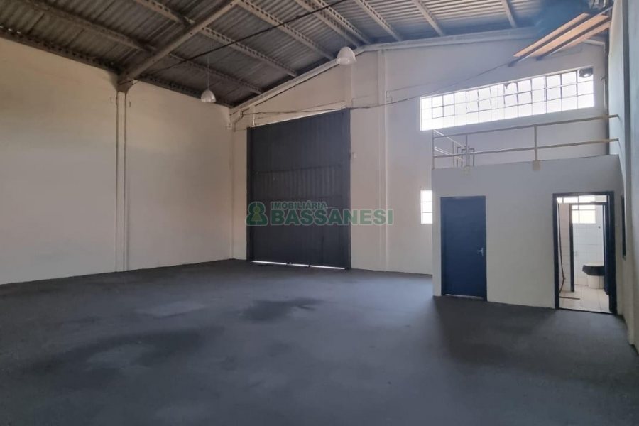 Pavilhão com 565m², no bairro São José em Caxias do Sul para Alugar