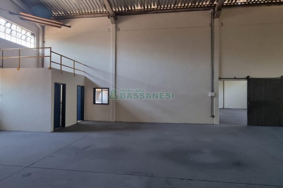 Pavilhão com 565m², no bairro São José em Caxias do Sul para Alugar