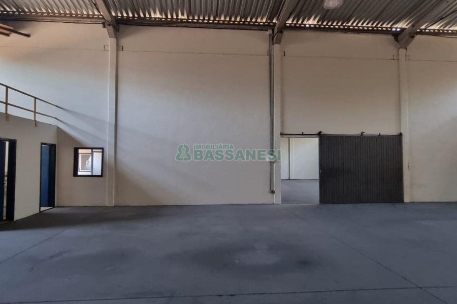 Pavilhão com 565m², no bairro São José em Caxias do Sul para Alugar