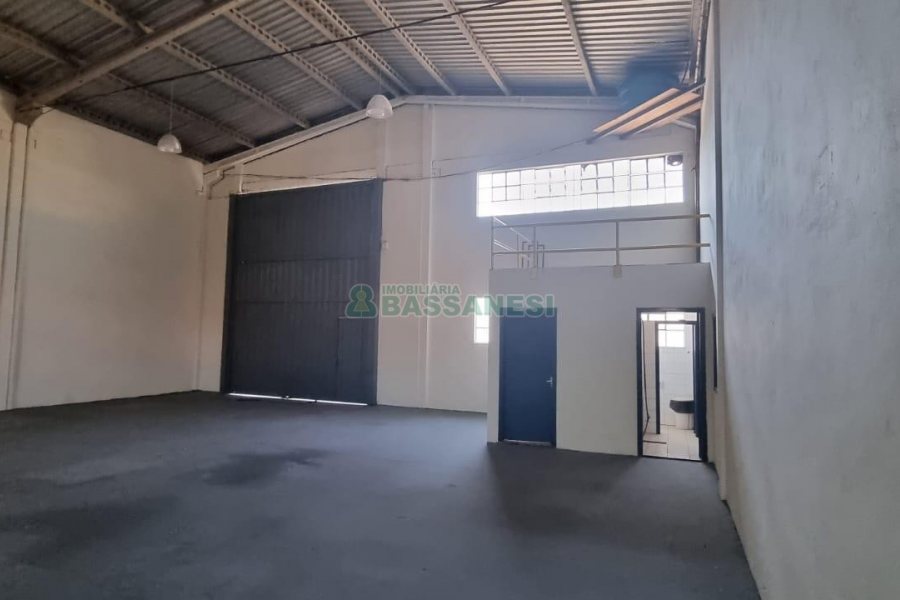 Pavilhão com 565m², no bairro São José em Caxias do Sul para Alugar