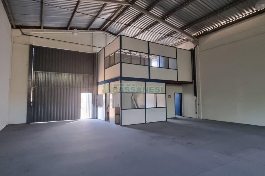 Pavilhão com 565m², no bairro São José em Caxias do Sul para Alugar