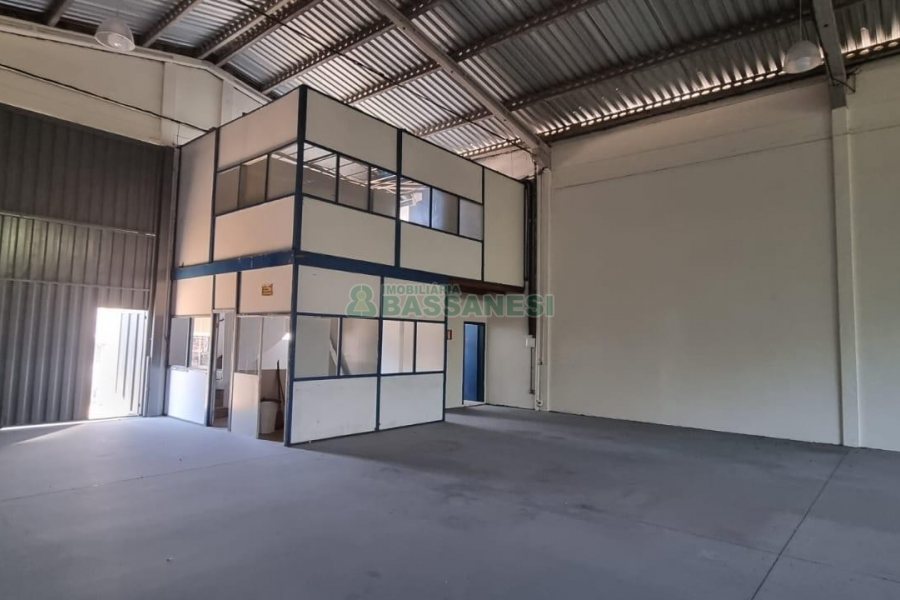 Pavilhão com 565m², no bairro São José em Caxias do Sul para Alugar