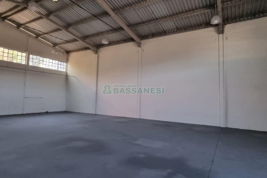 Pavilhão com 565m², no bairro São José em Caxias do Sul para Alugar