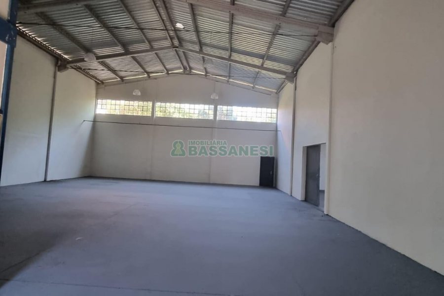 Pavilhão com 565m², no bairro São José em Caxias do Sul para Alugar