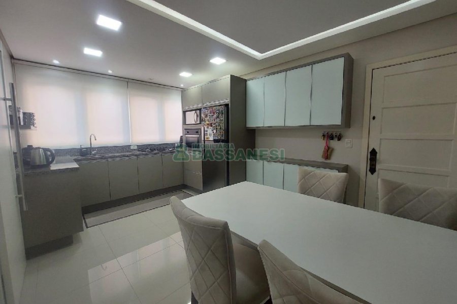 Apto Mobiliado com 119m², 3 dormitórios, 2 vagas, no bairro Centro em Caxias do Sul para Alugar