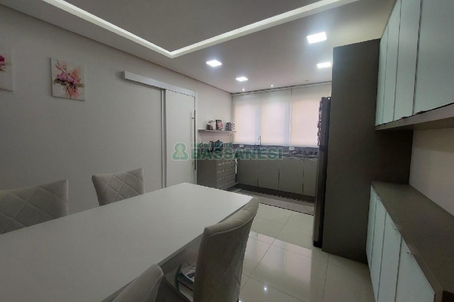 Apto Mobiliado com 119m², 3 dormitórios, 2 vagas, no bairro Centro em Caxias do Sul para Alugar