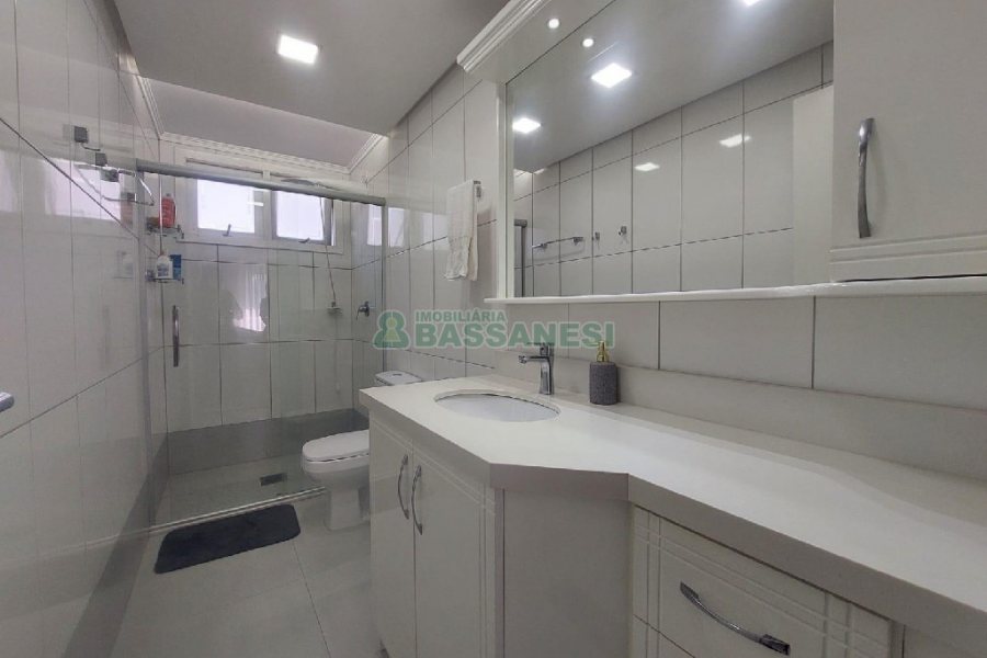 Apto Mobiliado com 119m², 3 dormitórios, 2 vagas, no bairro Centro em Caxias do Sul para Alugar