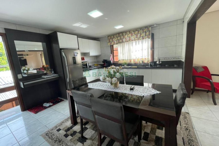 Casa com 192m², 4 dormitórios, 4 vagas, no bairro São José em Caxias do Sul para Comprar