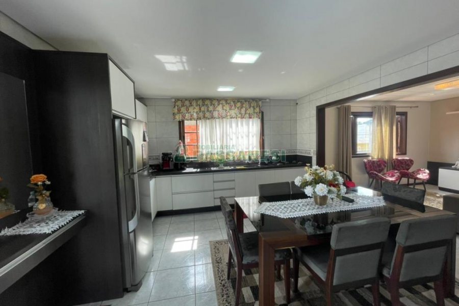 Casa com 192m², 4 dormitórios, 4 vagas, no bairro São José em Caxias do Sul para Comprar