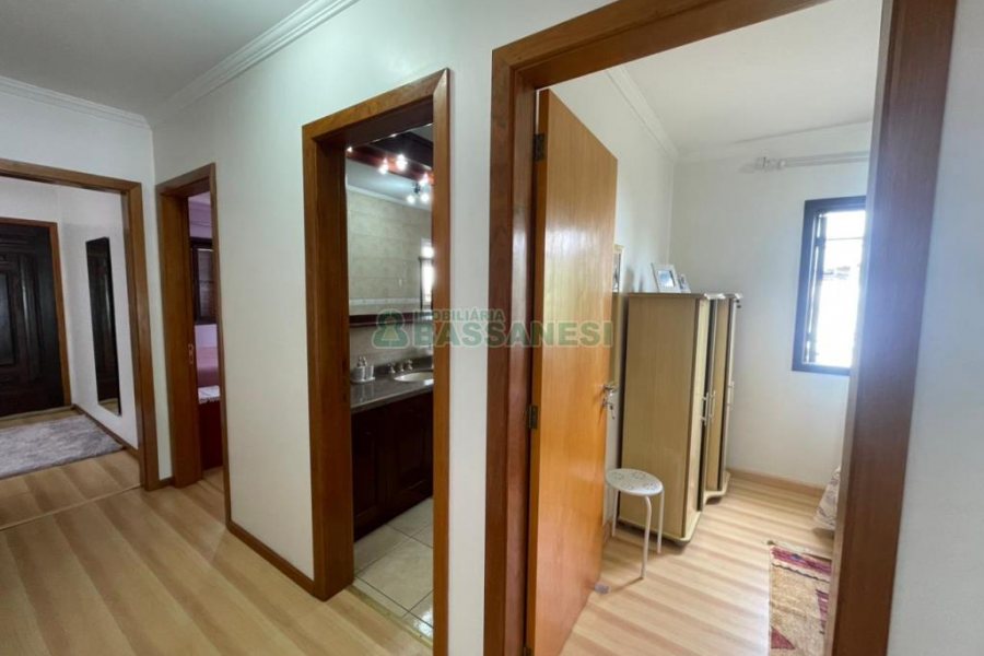 Casa com 192m², 4 dormitórios, 4 vagas, no bairro São José em Caxias do Sul para Comprar