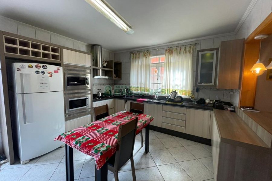 Casa com 192m², 4 dormitórios, 4 vagas, no bairro São José em Caxias do Sul para Comprar