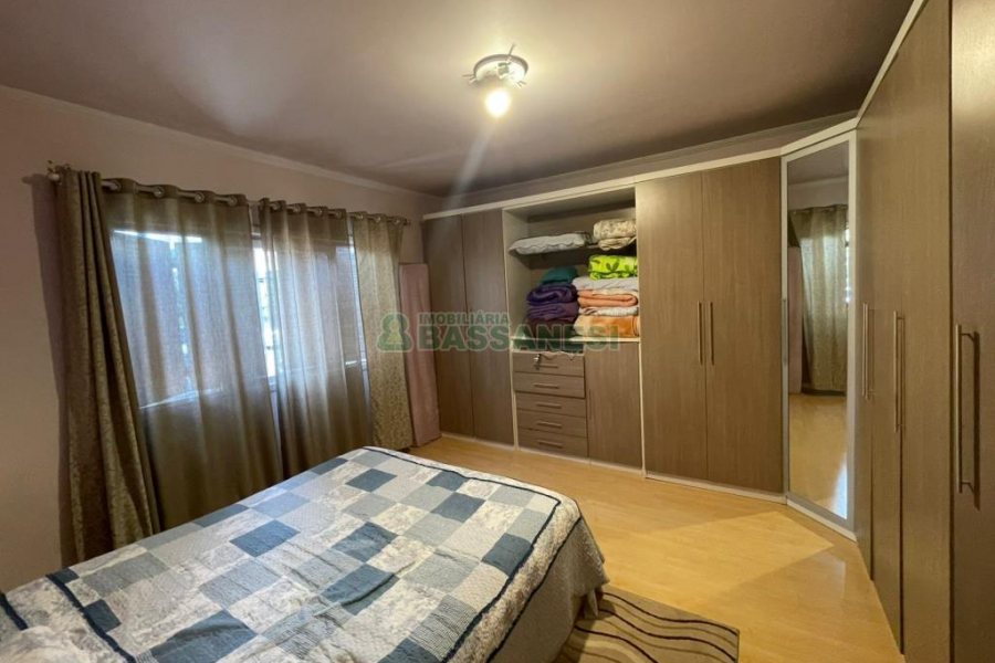 Casa com 192m², 4 dormitórios, 4 vagas, no bairro São José em Caxias do Sul para Comprar