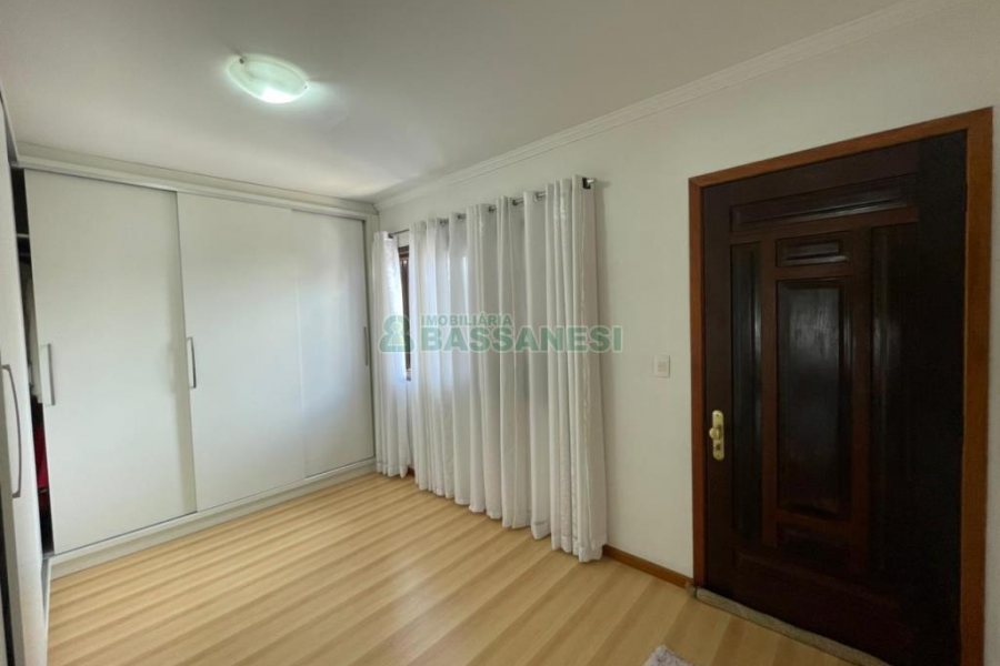 Casa com 192m², 4 dormitórios, 4 vagas, no bairro São José em Caxias do Sul para Comprar