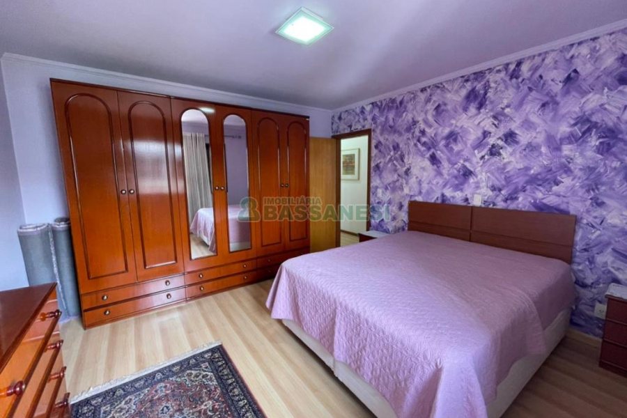 Casa com 192m², 4 dormitórios, 4 vagas, no bairro São José em Caxias do Sul para Comprar