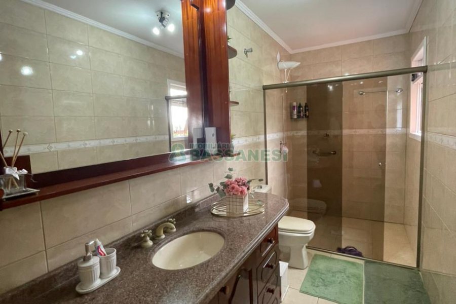 Casa com 192m², 4 dormitórios, 4 vagas, no bairro São José em Caxias do Sul para Comprar