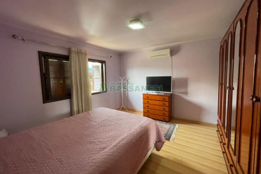 Casa com 192m², 4 dormitórios, 4 vagas, no bairro São José em Caxias do Sul para Comprar