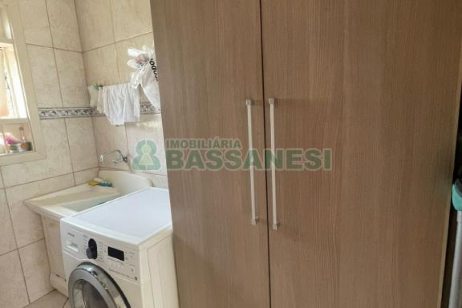 Casa com 192m², 4 dormitórios, 4 vagas, no bairro São José em Caxias do Sul para Comprar