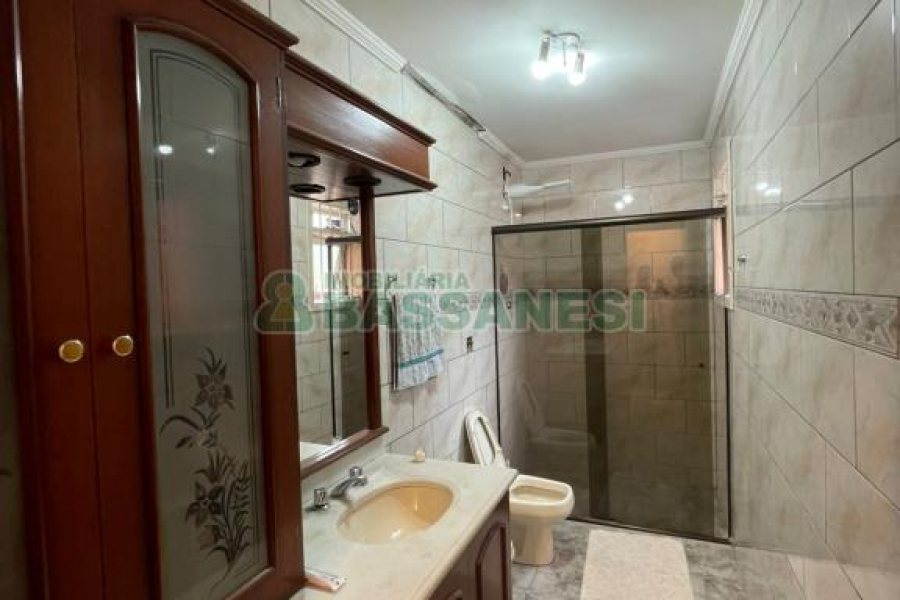 Casa com 192m², 4 dormitórios, 4 vagas, no bairro São José em Caxias do Sul para Comprar