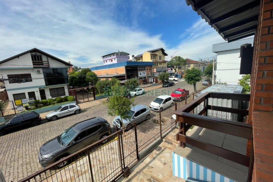 Casa com 192m², 4 dormitórios, 4 vagas, no bairro São José em Caxias do Sul para Comprar