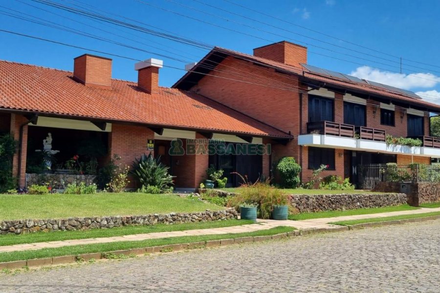 Casa, 5 dormitórios, 2 vagas, no bairro Cinqüentenário em Caxias do Sul para Comprar