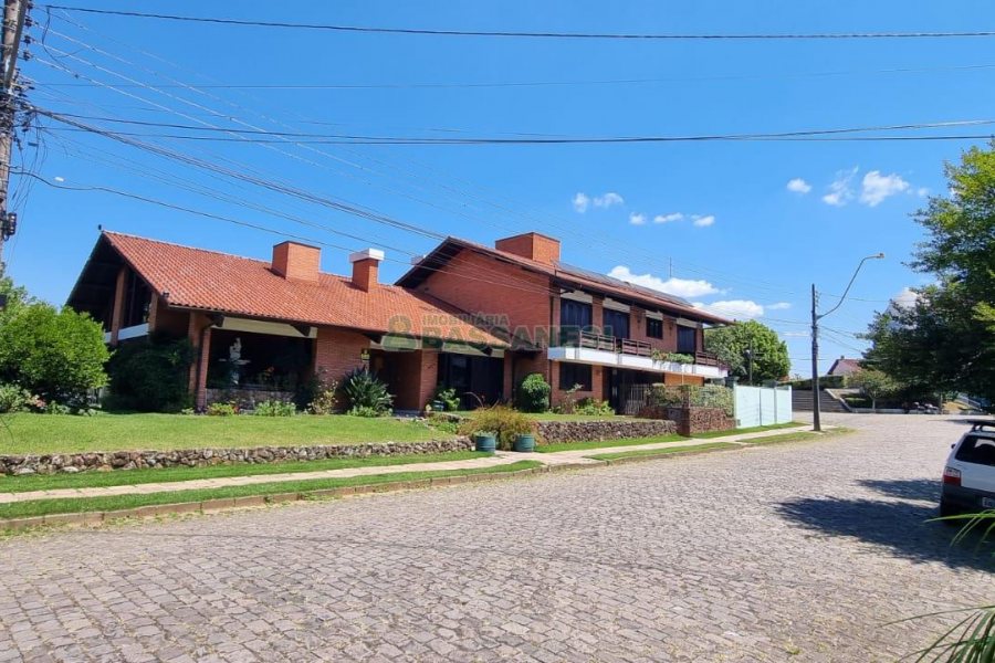 Casa, 5 dormitórios, 2 vagas, no bairro Cinqüentenário em Caxias do Sul para Comprar