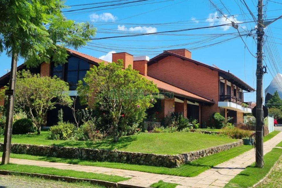 Casa, 5 dormitórios, 2 vagas, no bairro Cinqüentenário em Caxias do Sul para Comprar