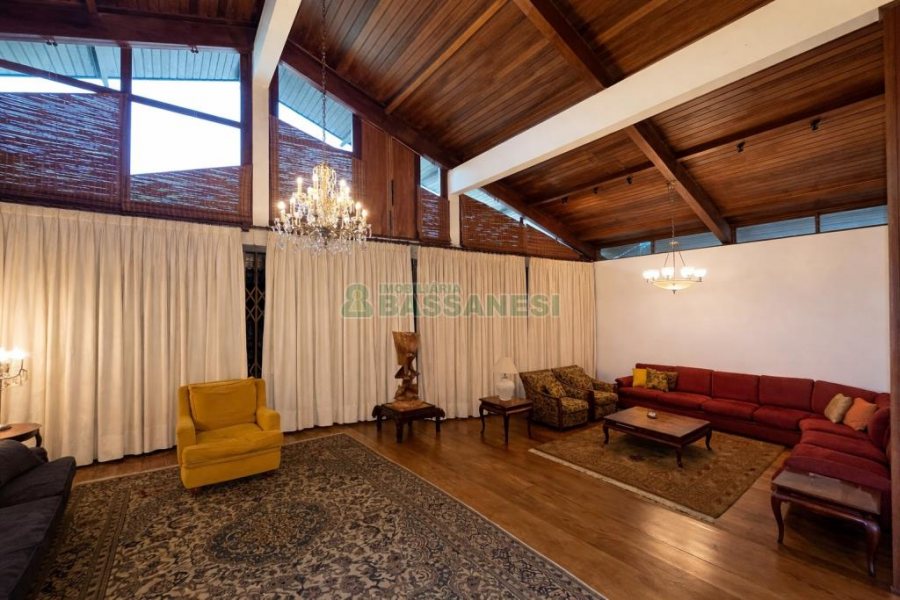 Casa, 5 dormitórios, 2 vagas, no bairro Cinqüentenário em Caxias do Sul para Comprar