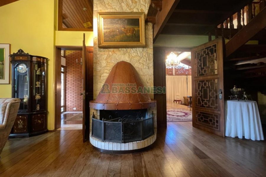 Casa, 5 dormitórios, 2 vagas, no bairro Cinqüentenário em Caxias do Sul para Comprar