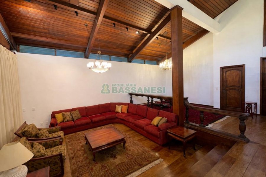 Casa, 5 dormitórios, 2 vagas, no bairro Cinqüentenário em Caxias do Sul para Comprar