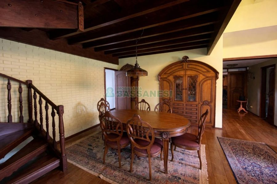 Casa, 5 dormitórios, 2 vagas, no bairro Cinqüentenário em Caxias do Sul para Comprar