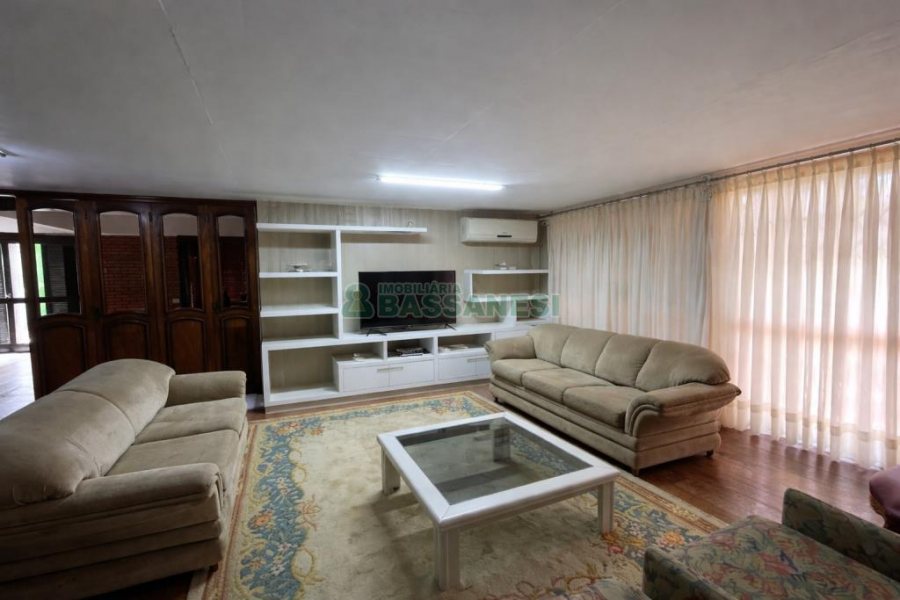 Casa, 5 dormitórios, 2 vagas, no bairro Cinqüentenário em Caxias do Sul para Comprar