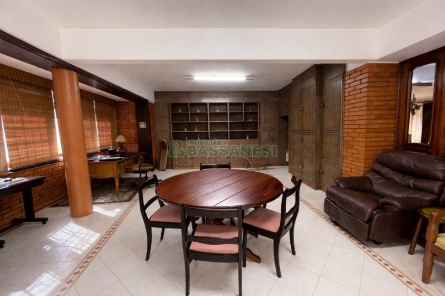 Casa, 5 dormitórios, 2 vagas, no bairro Cinqüentenário em Caxias do Sul para Comprar