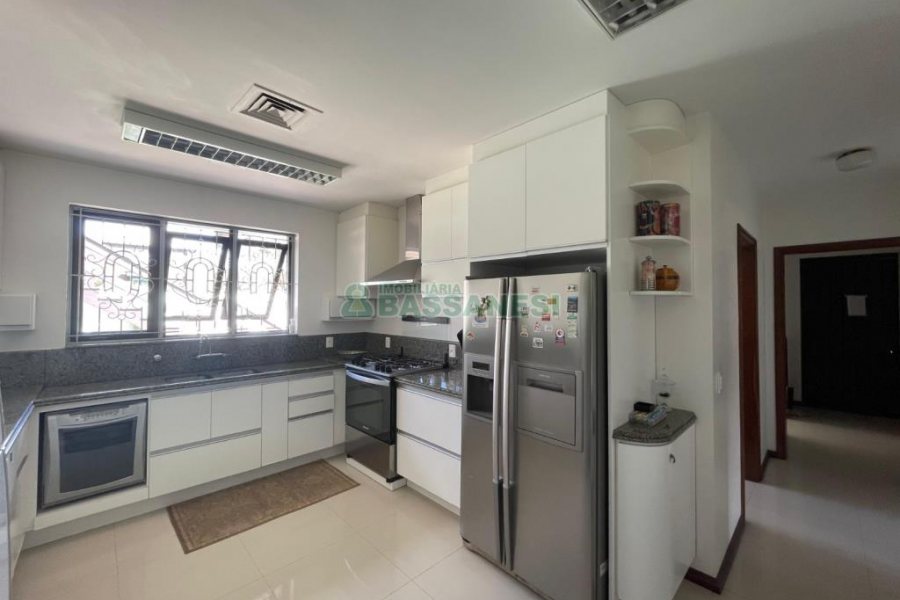 Casa, 5 dormitórios, 2 vagas, no bairro Cinqüentenário em Caxias do Sul para Comprar