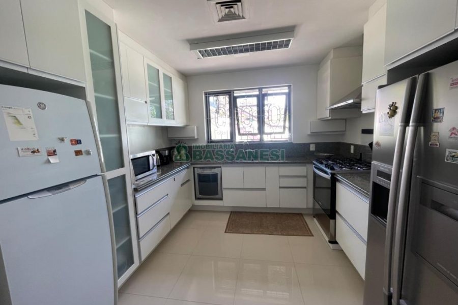 Casa, 5 dormitórios, 2 vagas, no bairro Cinqüentenário em Caxias do Sul para Comprar