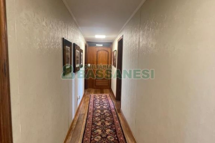 Casa, 5 dormitórios, 2 vagas, no bairro Cinqüentenário em Caxias do Sul para Comprar