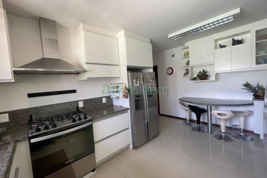 Casa, 5 dormitórios, 2 vagas, no bairro Cinqüentenário em Caxias do Sul para Comprar