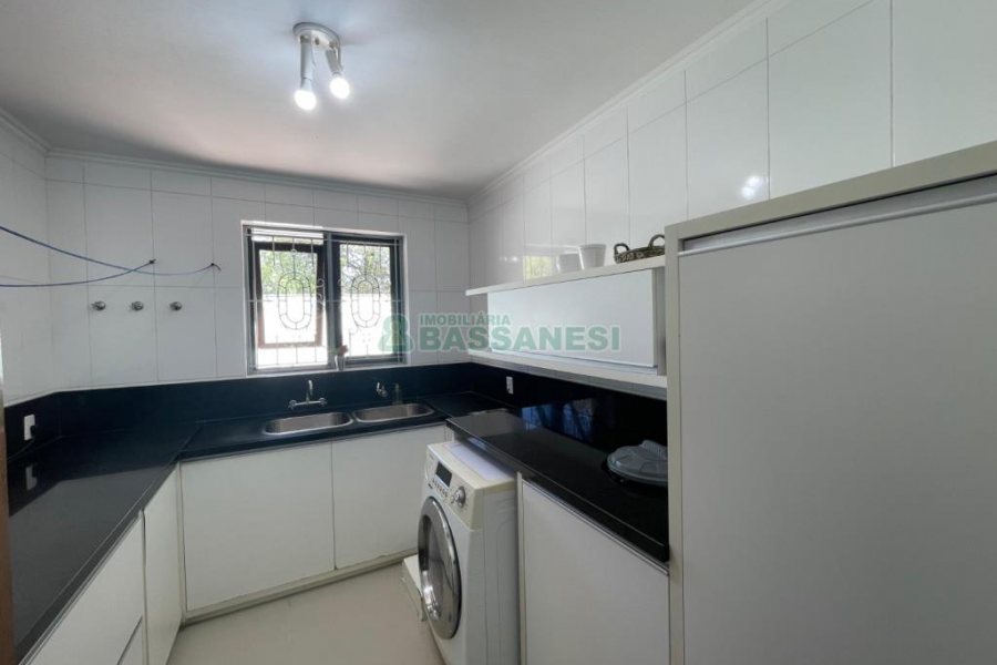 Casa, 5 dormitórios, 2 vagas, no bairro Cinqüentenário em Caxias do Sul para Comprar