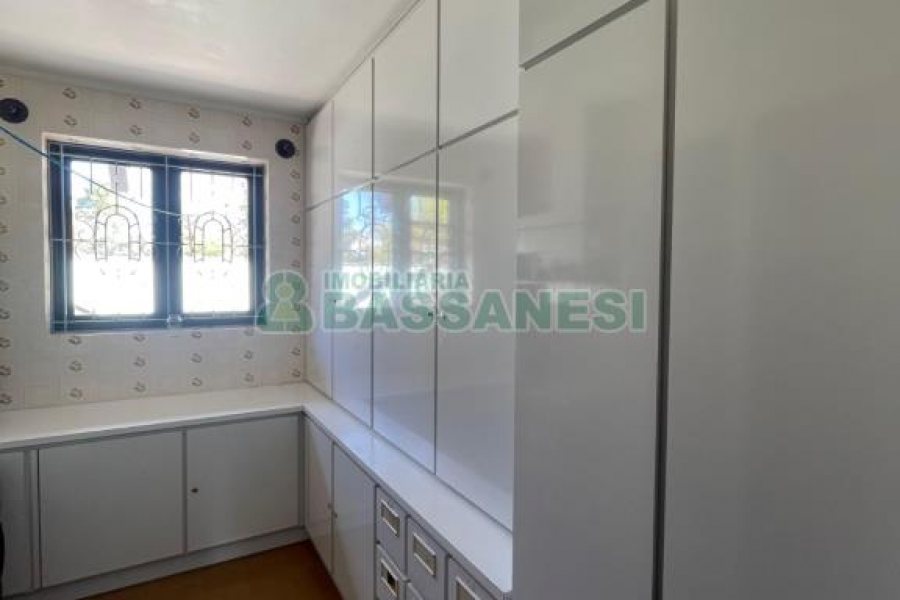 Casa, 5 dormitórios, 2 vagas, no bairro Cinqüentenário em Caxias do Sul para Comprar