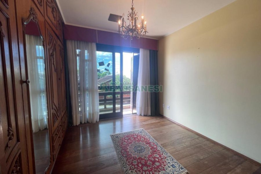 Casa, 5 dormitórios, 2 vagas, no bairro Cinqüentenário em Caxias do Sul para Comprar