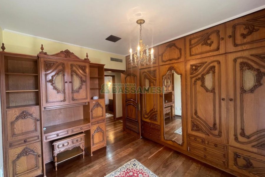 Casa, 5 dormitórios, 2 vagas, no bairro Cinqüentenário em Caxias do Sul para Comprar