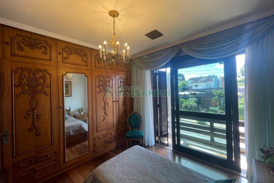 Casa, 5 dormitórios, 2 vagas, no bairro Cinqüentenário em Caxias do Sul para Comprar