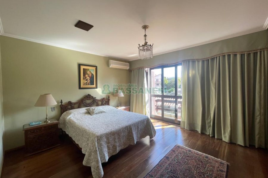 Casa, 5 dormitórios, 2 vagas, no bairro Cinqüentenário em Caxias do Sul para Comprar