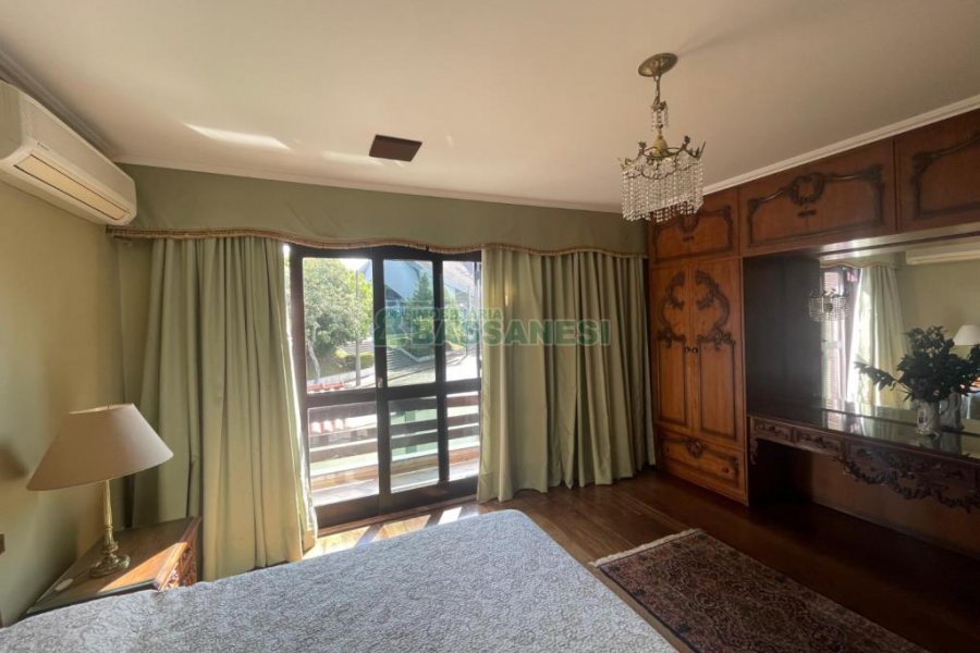 Casa, 5 dormitórios, 2 vagas, no bairro Cinqüentenário em Caxias do Sul para Comprar