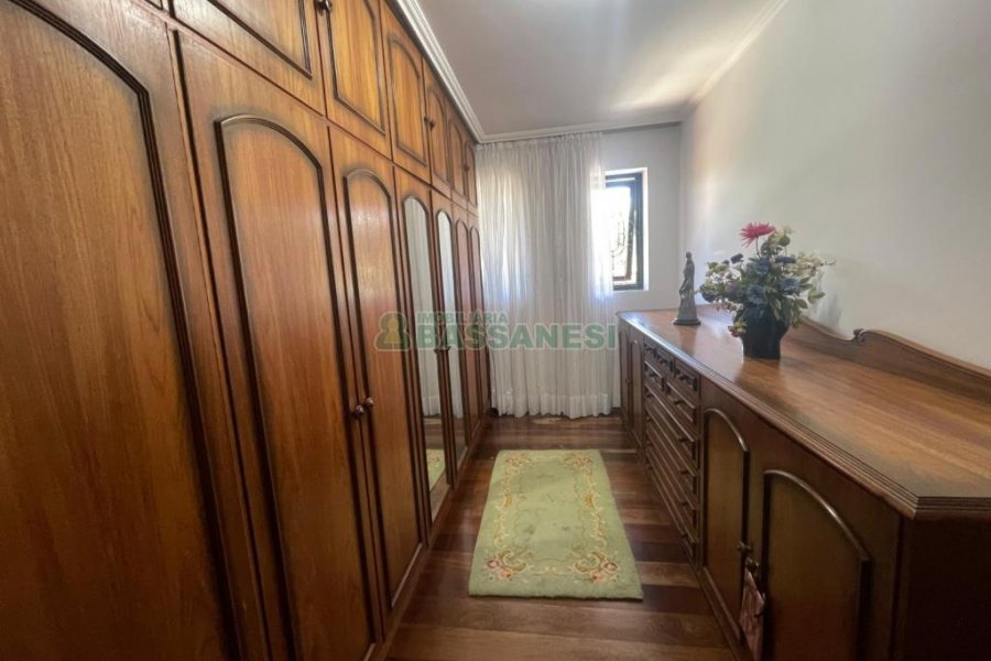 Casa, 5 dormitórios, 2 vagas, no bairro Cinqüentenário em Caxias do Sul para Comprar