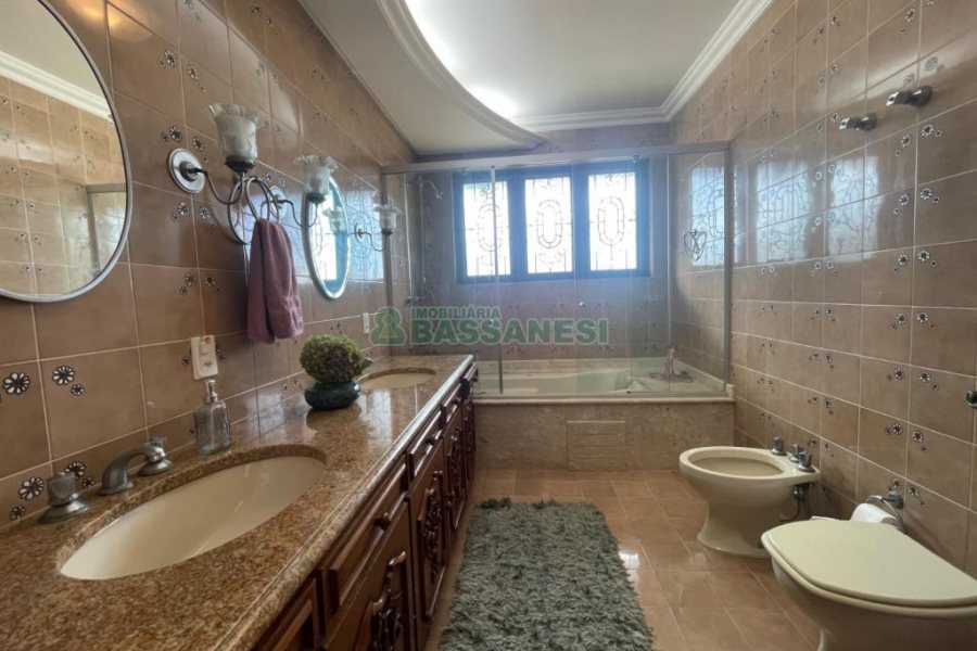 Casa, 5 dormitórios, 2 vagas, no bairro Cinqüentenário em Caxias do Sul para Comprar