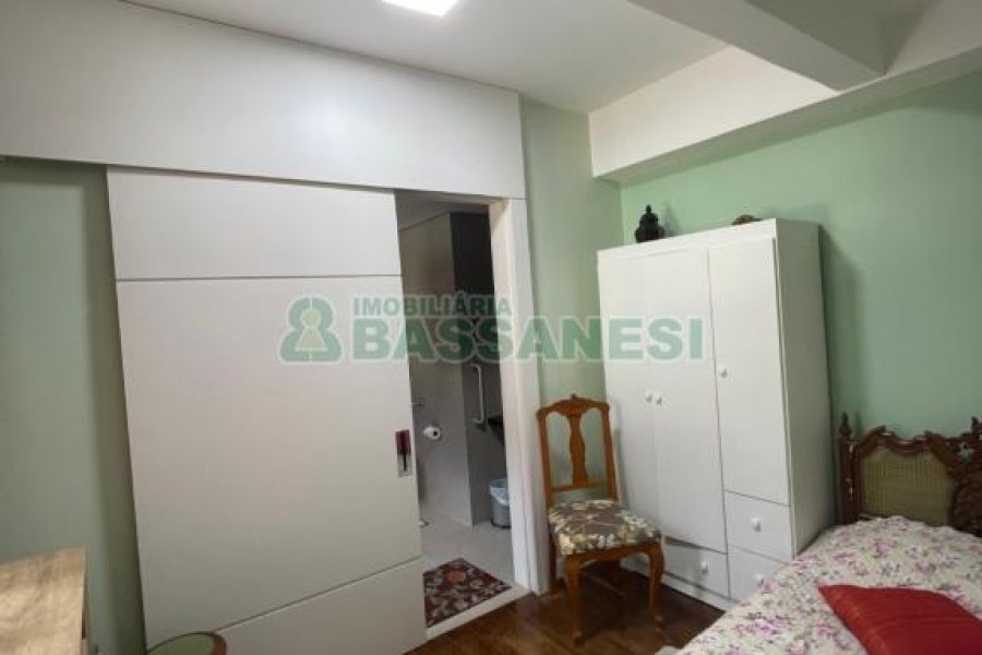 Casa, 5 dormitórios, 2 vagas, no bairro Cinqüentenário em Caxias do Sul para Comprar