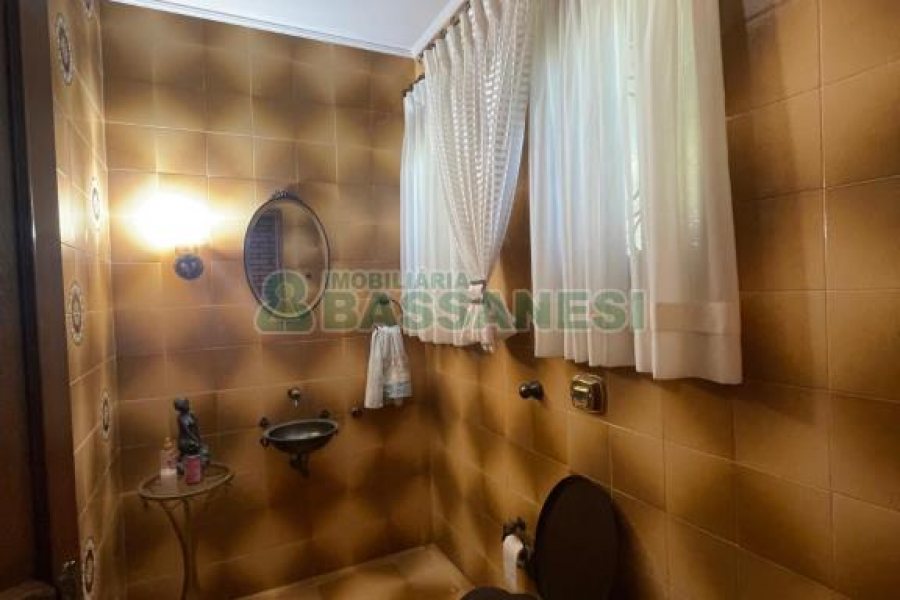 Casa, 5 dormitórios, 2 vagas, no bairro Cinqüentenário em Caxias do Sul para Comprar