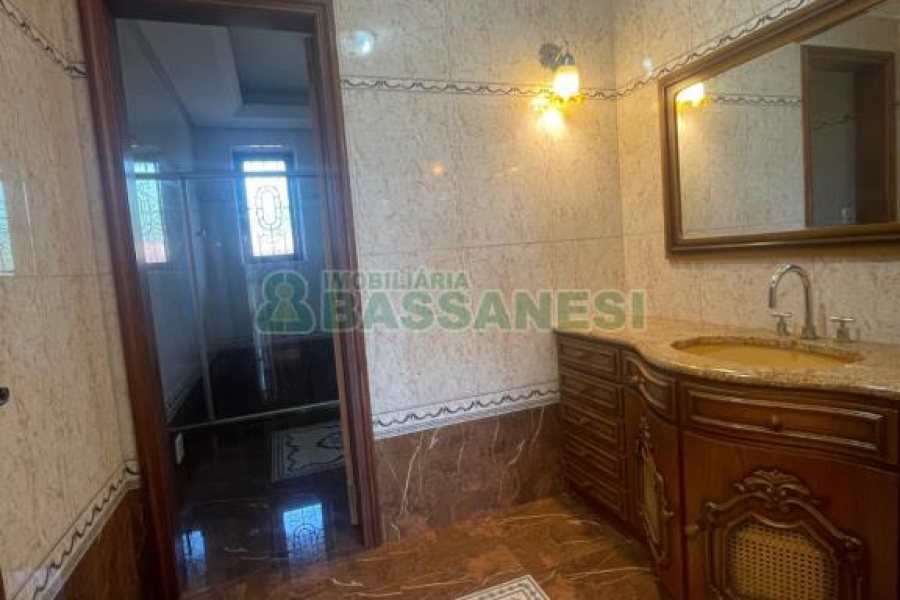 Casa, 5 dormitórios, 2 vagas, no bairro Cinqüentenário em Caxias do Sul para Comprar