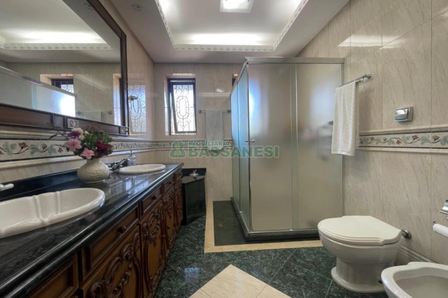 Casa, 5 dormitórios, 2 vagas, no bairro Cinqüentenário em Caxias do Sul para Comprar